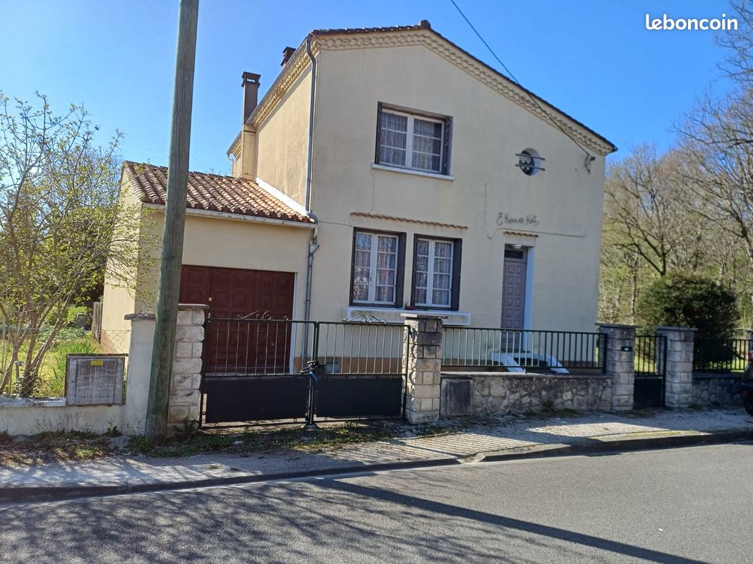 Maison 6 pièces 132 m² · à La Rochefoucauld-en-Angoumois · 132 m² · 149 000 €