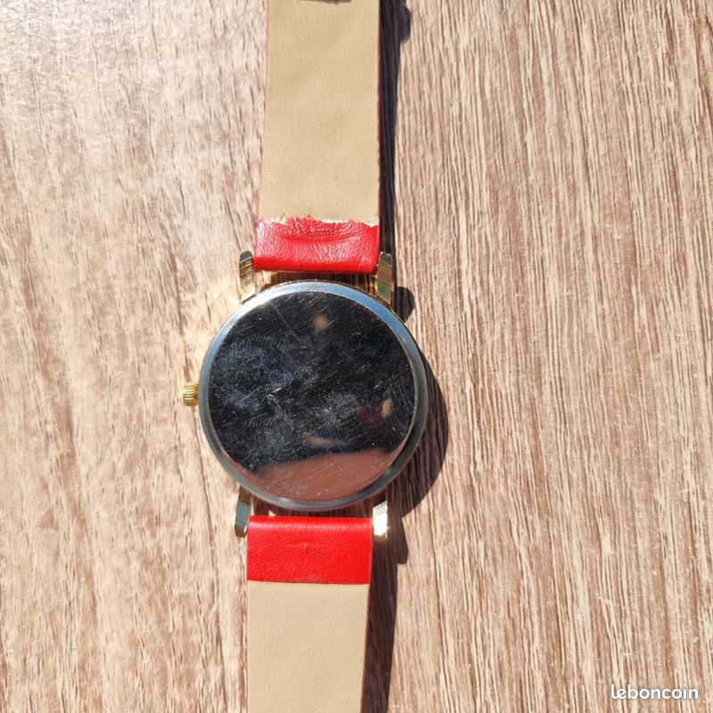 Montre Geneva Unisexe à Bracelet Silicone Rouge - Quartz, Boîtier Métal, Cadran Rouge, Neuve