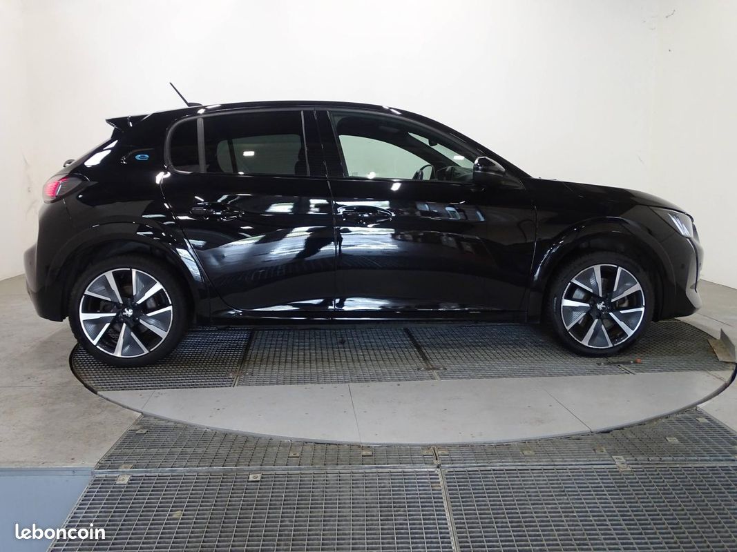 Peugeot 208 e-208 136ch GT Pack (image 8)