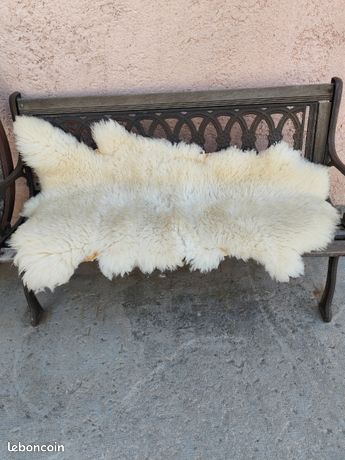Coussin en peau d'agneau du Tibet noir - Maison Thuret