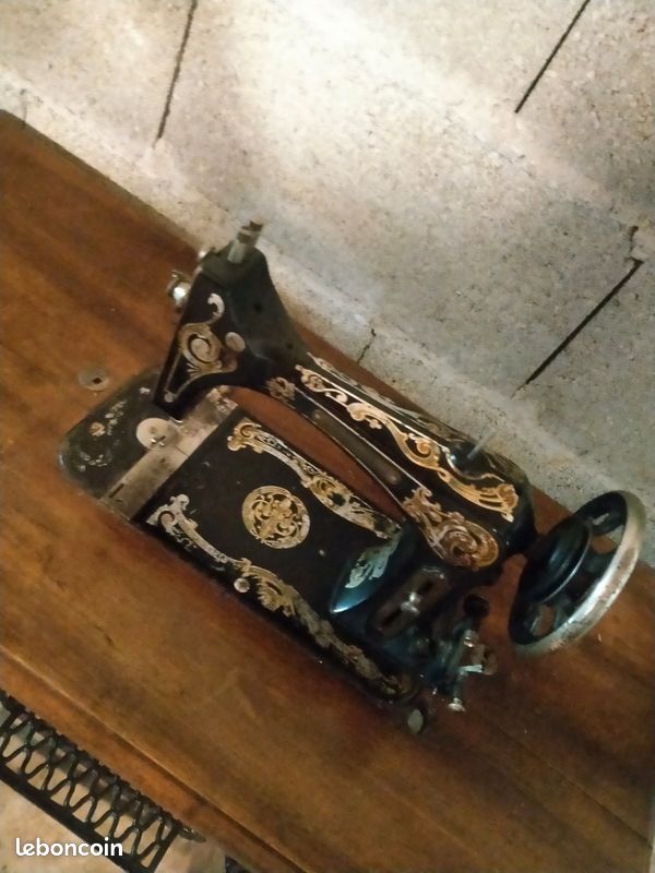 Machine a coudre vintage et meuble bois Néva (image 2)