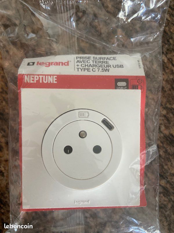 Prise Neptune ancien modèle Legrand 2P+T (occasion