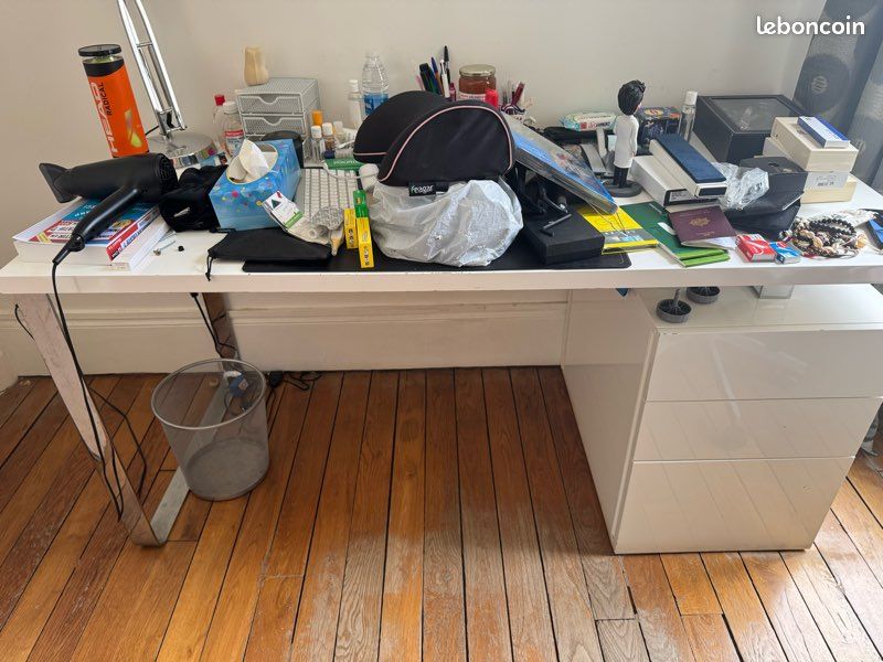 Bureau (image 1)