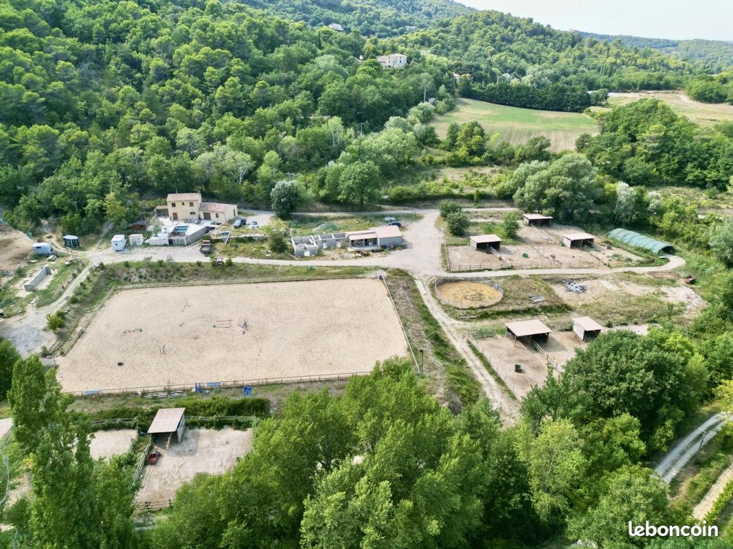 Maison 5 pièces 251 m² · à Crestet · 251 m² · 690 000 €