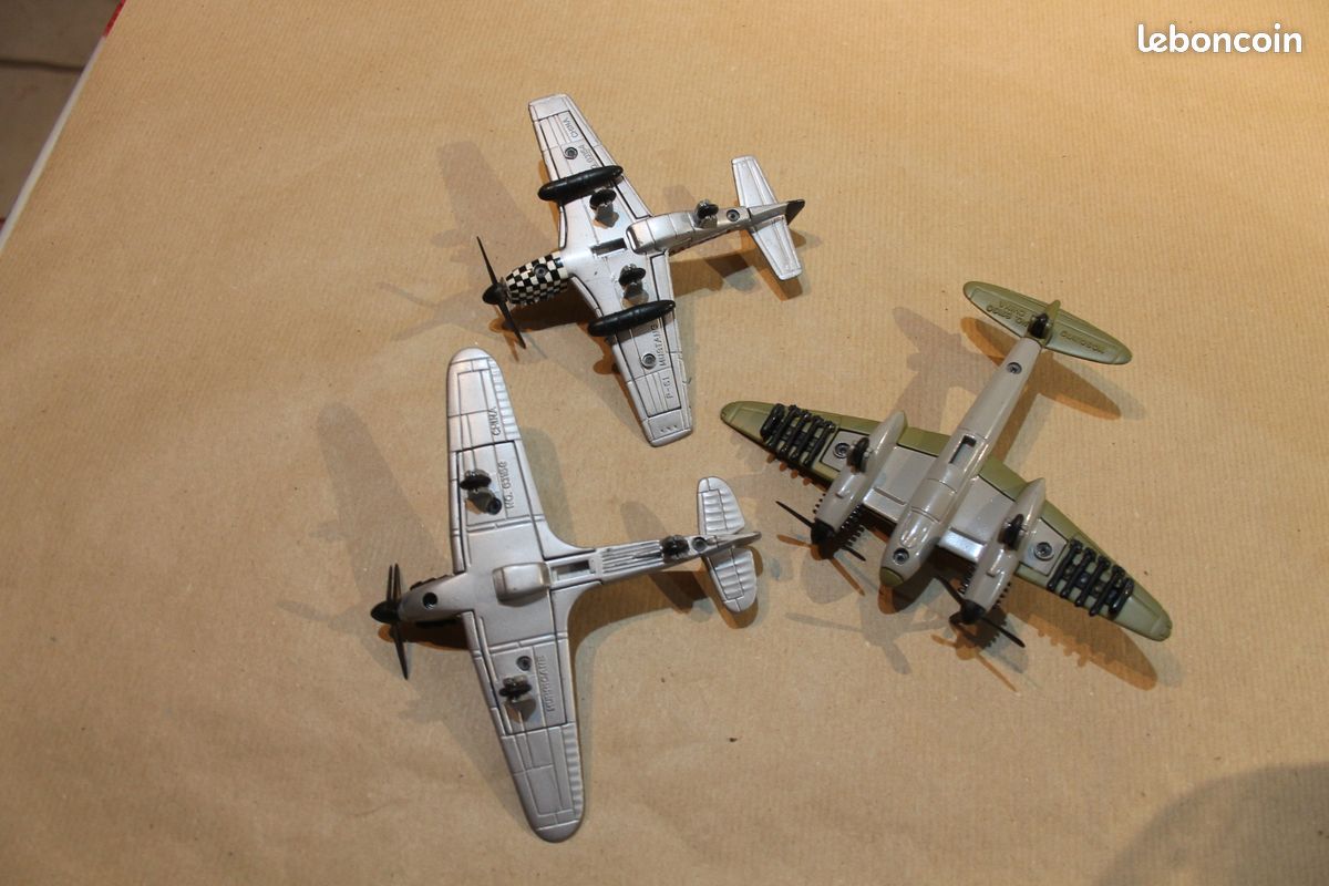 JOUET ANCIEN - PETIT AVION A HELICE EN METAL BLANC - ANNEE 1950/1960 - REPEINT JOUET ANCIEN - PETIT AVION A HELICE EN METAL BLANC - ANNEE 1950/1960 - REPEINT