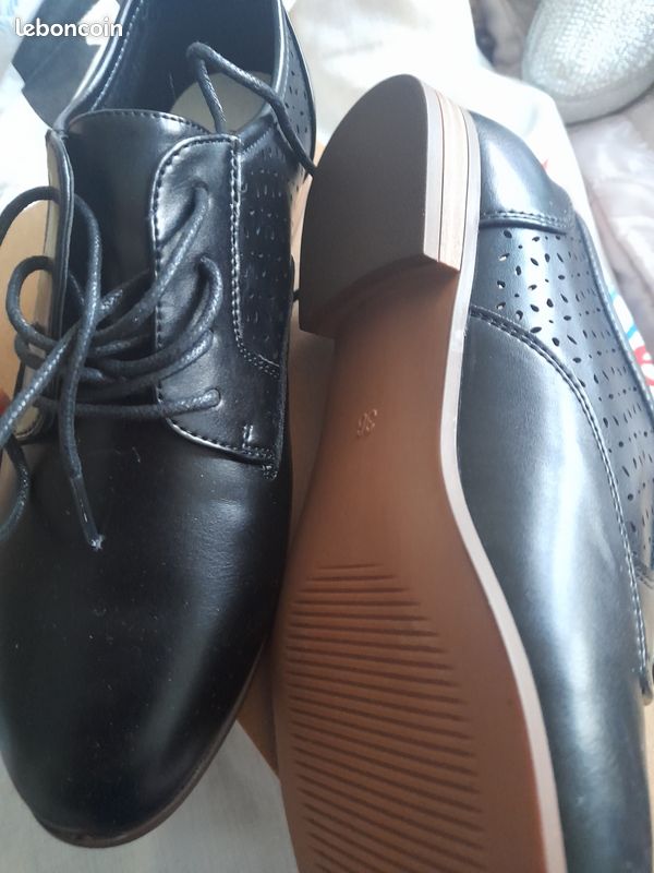 Chaussures en cuir, plates, couleur noire. Pointure 36 (image 3)