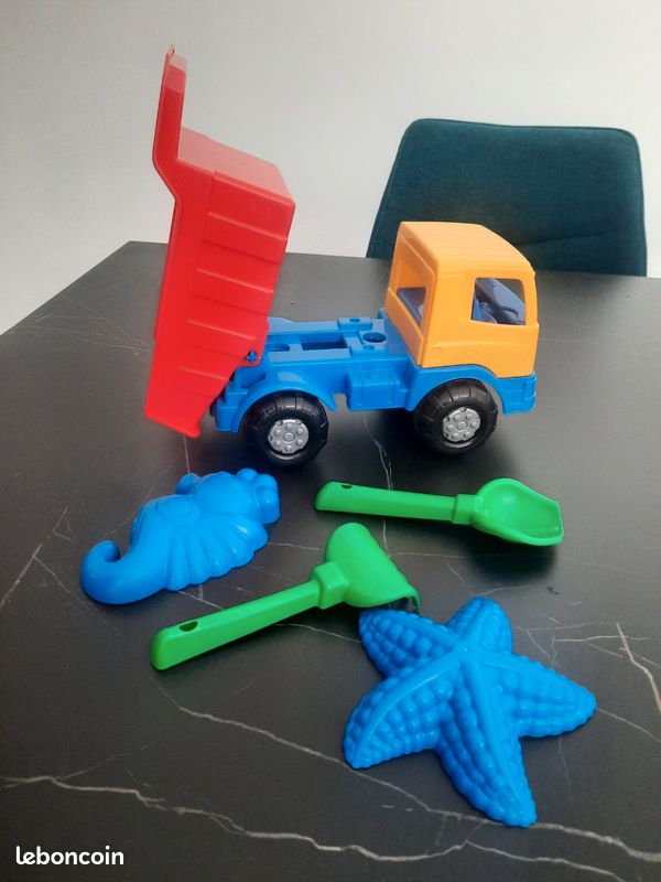 Cb toys Camion de jeu avec seau et cubes de plage et accessoires colorés Multico Cb toys Camion de jeu avec seau et cubes de plage et accessoires colorés Multico