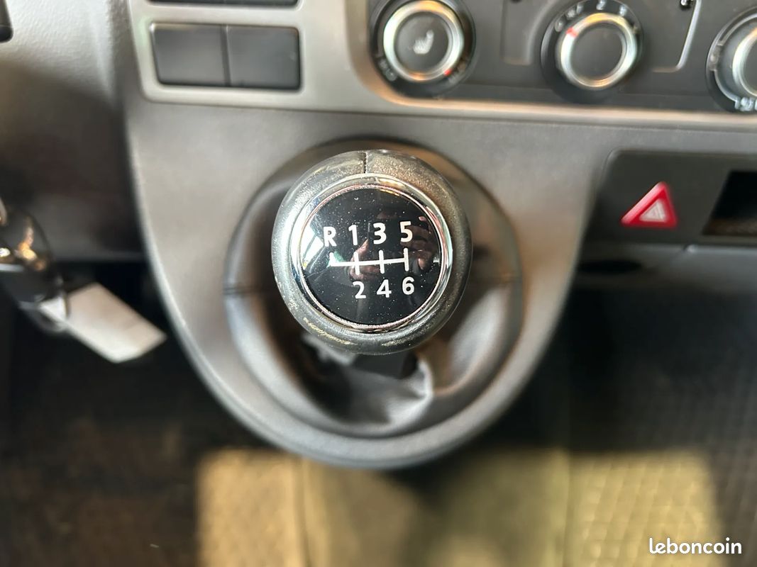 VOLKSWAGEN Multivan 2.0 D 140ch Confortline - 2014 - 165 000 km - Toit relevable - GARANTIE 6 MOIS (image 14)