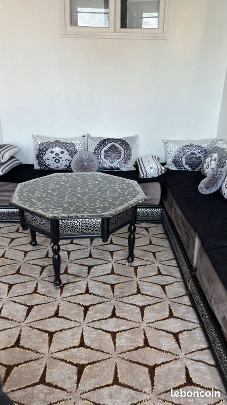 Salon marocain complet en très bon état – 3 sedari, 1 table, 2 coffres, 13 coussins, et 2 paires de tlamet (image 2)