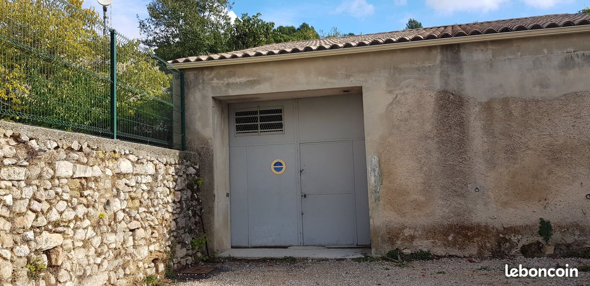 Parking/box CUGES LES PINS · à Cuges-les-Pins · 75 €/mois