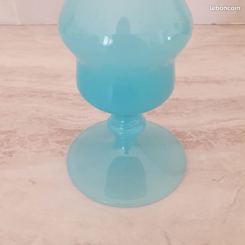Vase soliflore vintage en Opaline blanche et bleu
