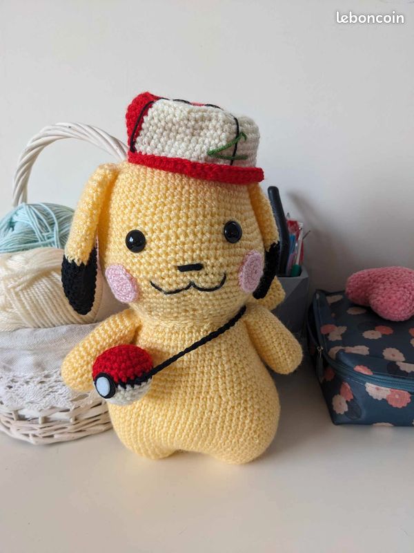 Pikachu dans une casquette, doudou peluche fait main au crochet neuf (image 14)
