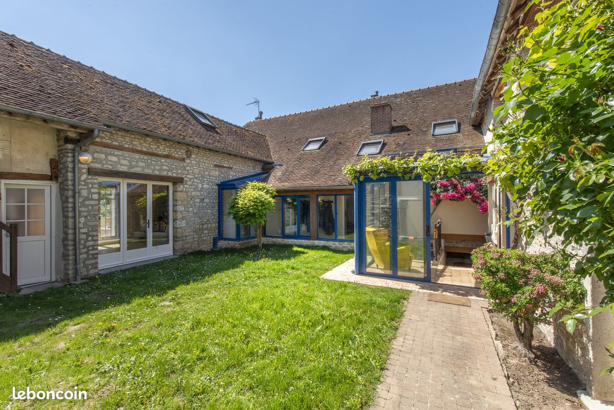 Maison 8 pièces 289 m² · à Puiseaux · 289 m² · 299 900 €