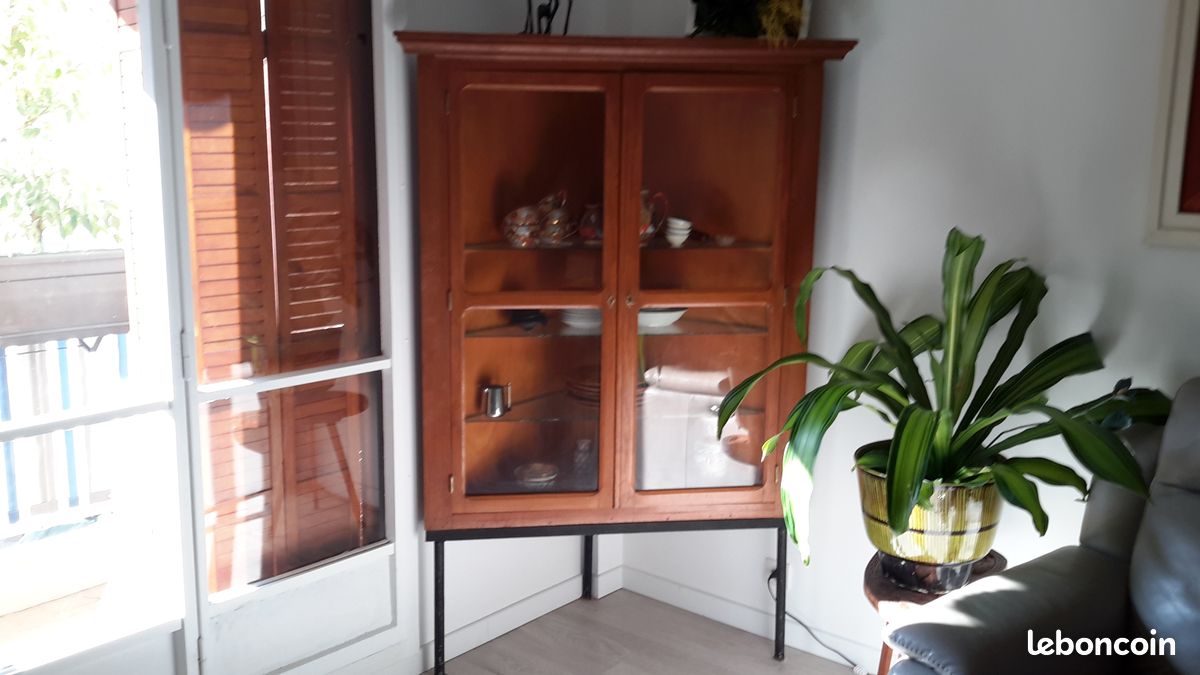 Deux meubles d'angle rehaussés sur 3 pieds bois exotique (image 1)