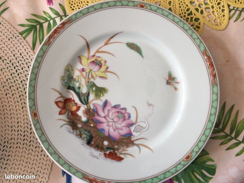 Assiette grande porcelaine de limoges :Raynaud modèle ne se fabricant plus:nom Bri-Jit-Sou Décor chinois en. Porcelaine Céladon avec décor floral ds tons roses (image 2)