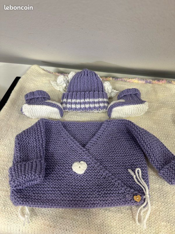 Lot 3 pieces tenue pour bébé laine 0/3 mois ton violet et blanc (image 3)