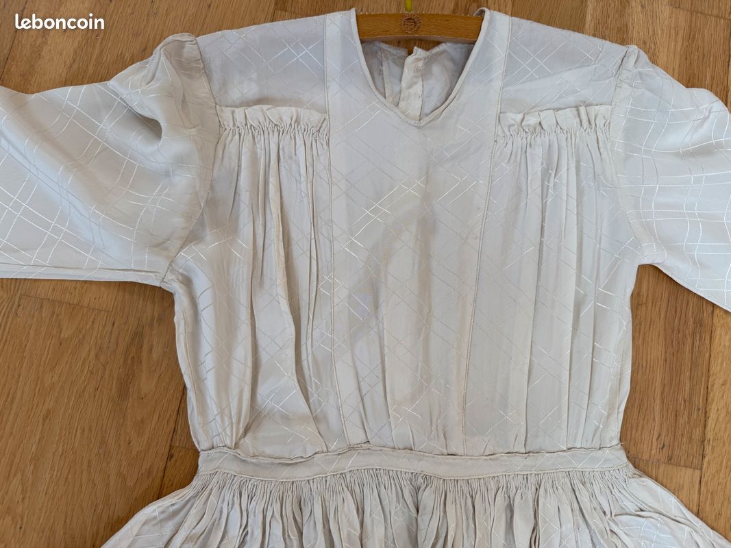 Bonnet de dentelle en batiste pour bébé ou poupée couleur iv
