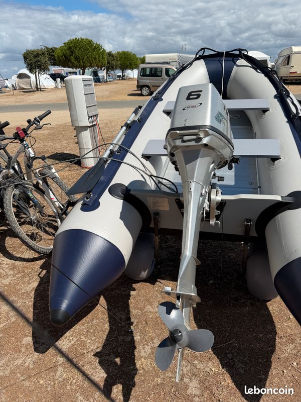 Bateau moteur (image 1)