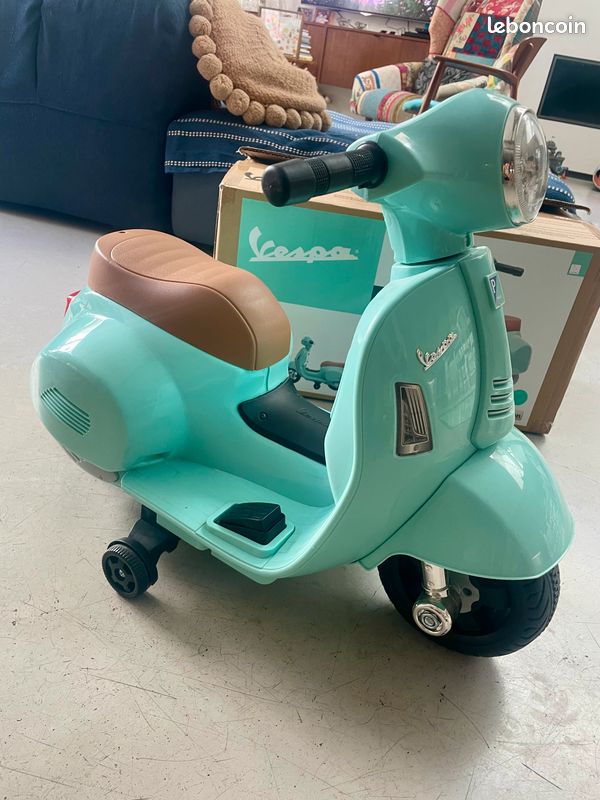 Petit scooter Vespa électrique (image 3)