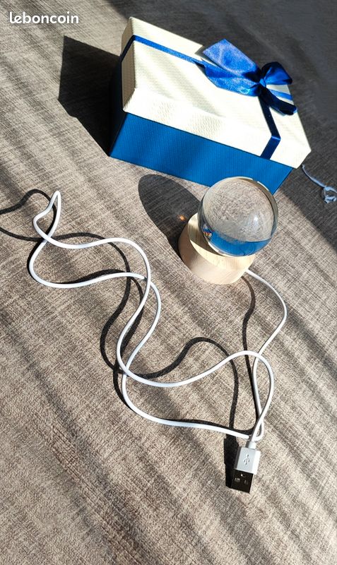 Sculpture en verre et socle lumineux avec gravure (image 2)