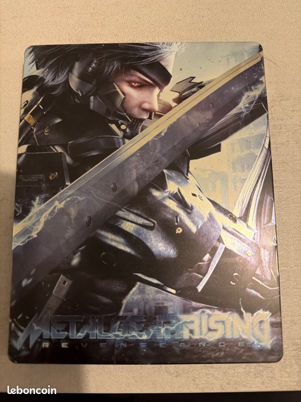 Console Playstation 3 Super Slim Edição Metal Gear Rising - PS3 Super Slim Metal Gear Console Playstation 3 Super Slim Edição Metal Gear Rising - PS3 Super Slim Metal Gear