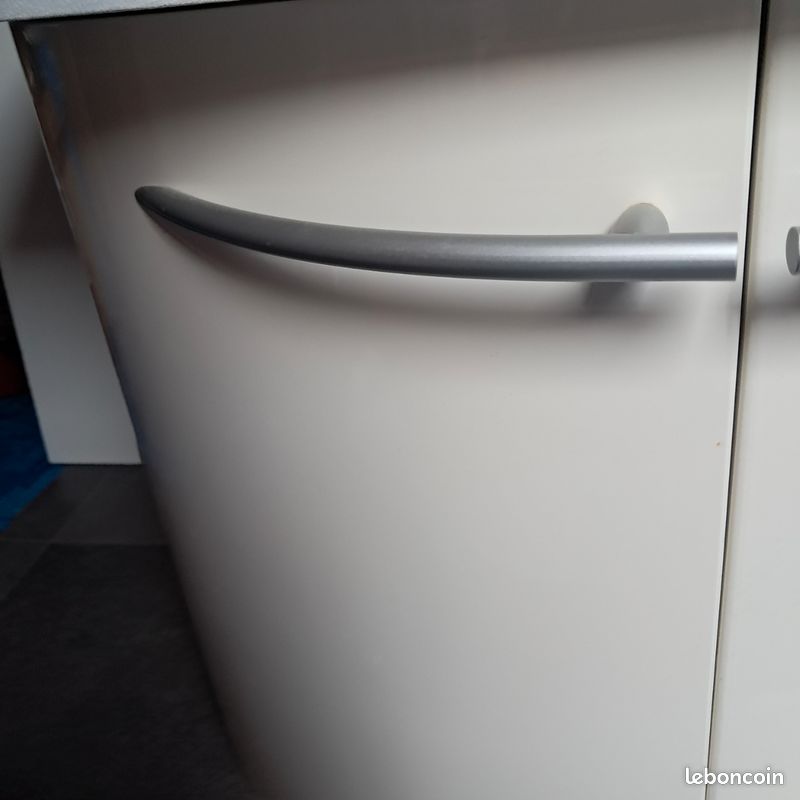 Meuble à suspendre avec vasque et porte-serviettes (image 10)