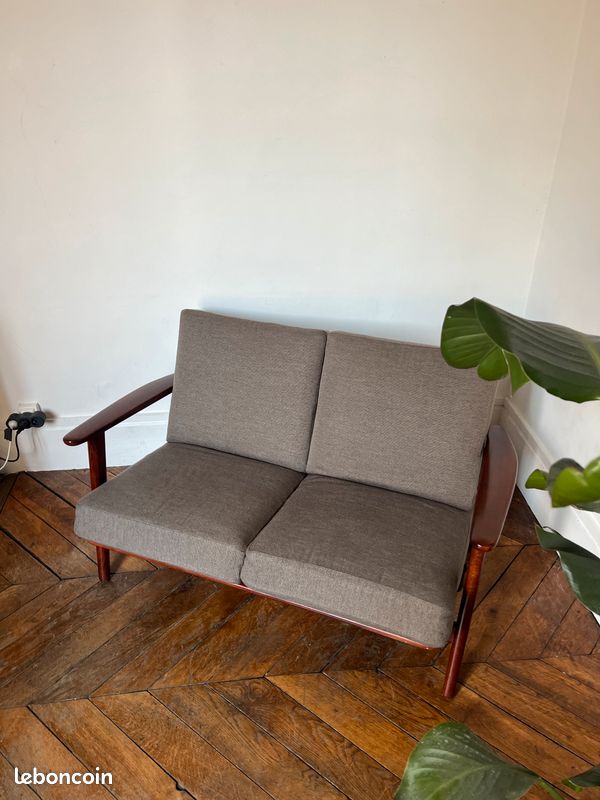 Canapé, 2 places gris et bois du célèbre designer danois Hans J.Wegner H67 x L126 x P75 (image 2)