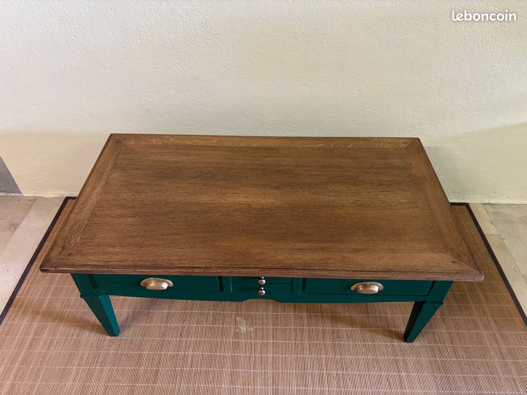 Table basse en bois massif rénovée – Plateau bois brut & vert basque (image 3)