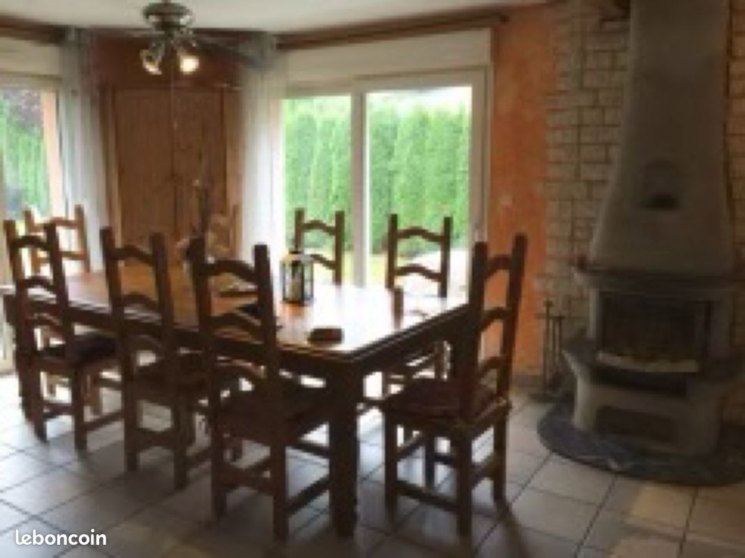 Table en bois avec chaise (image 1)