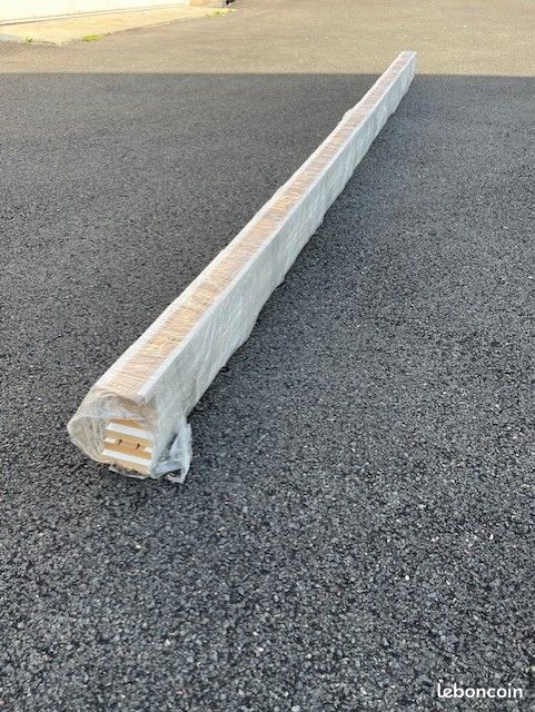 Plinthes en bois neuves encore emballées (image 1)