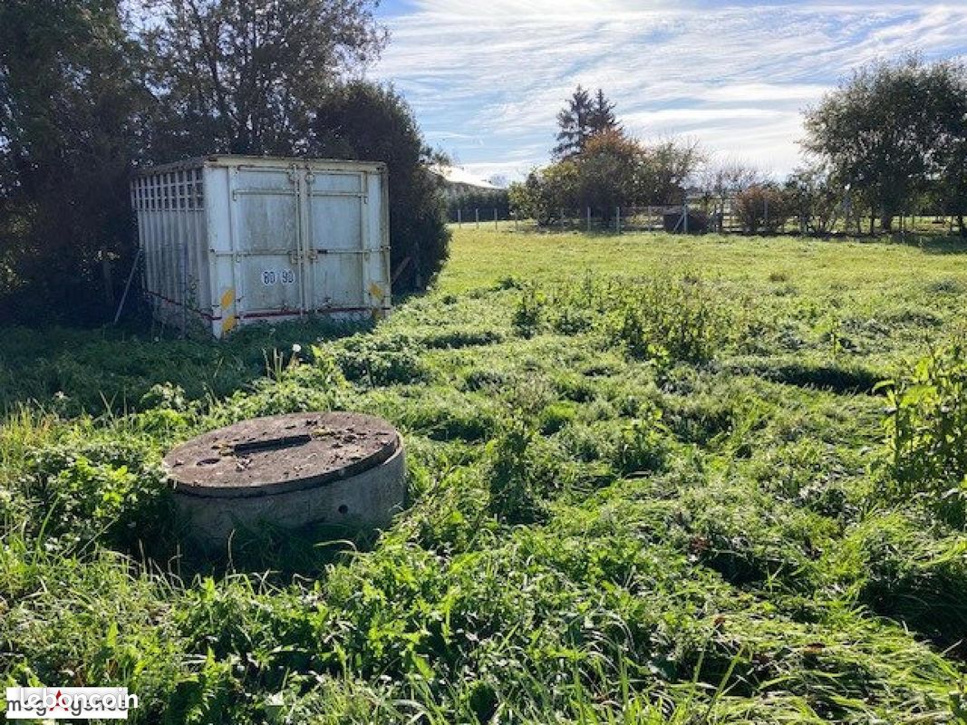 Terrain 2052 m² · à Saint-Gérand-le-Puy · 2 052 m² · 20 000 €