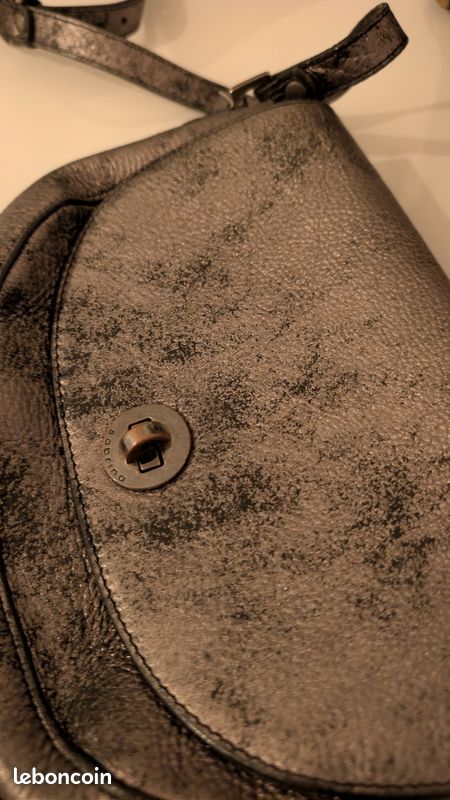 Sac Bandoulière Sabrina En Cuir Marron Vintage - Motif Art Déco, Fermeture Zip + Aimant, Modèle De Collection