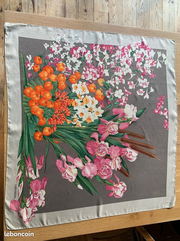 Foulard Valentino 100% Soie Vintage – Dimensions 83x87 Cm – Orange – Occasion élégante