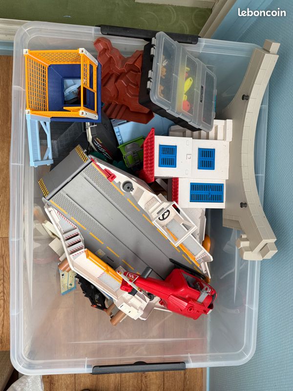 Lot playmobil tout genre (image 1)