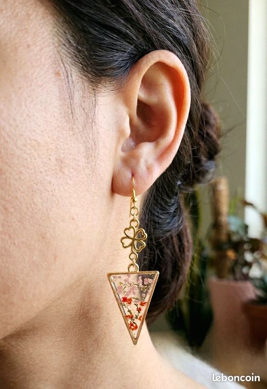 Boucles d'Oreilles Triangle en Résine et Fleurs Séchées - Finition Dorée - Bijou Floral Géométrique Fait Main - Style Bohème et Nature (image 3)