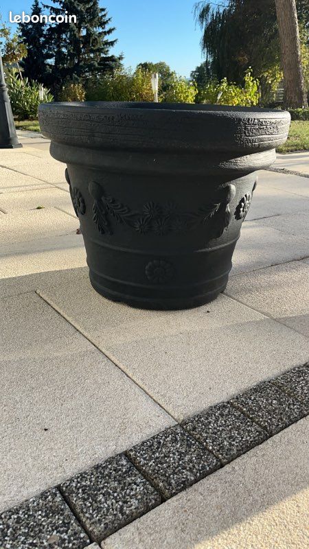 2 pots noirs en PVC (image 1)