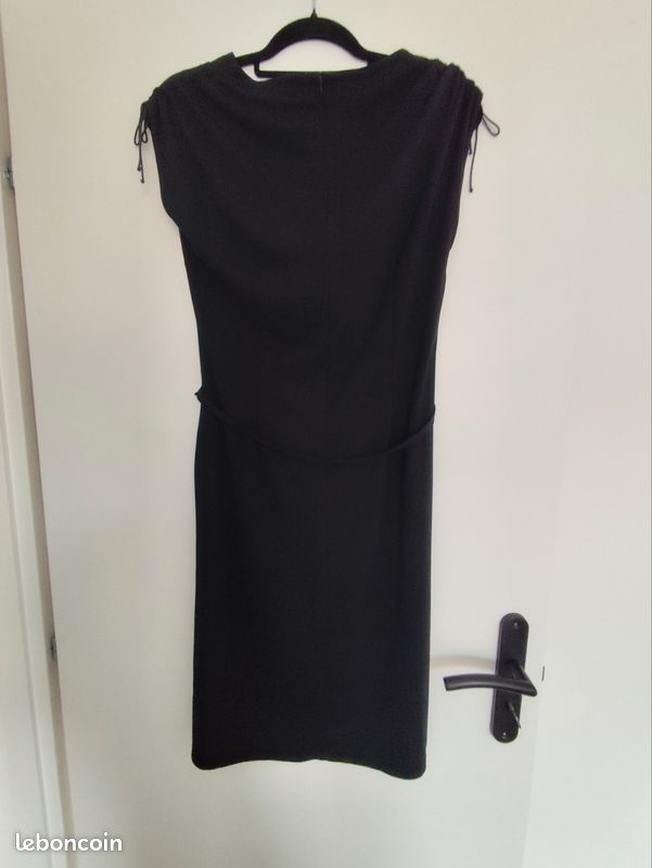 Robe noire ceinturée (image 2)