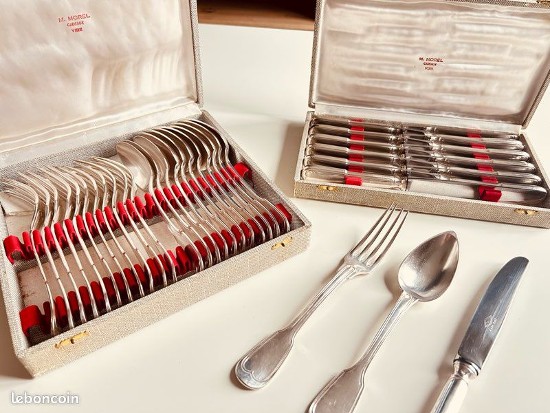 Coffret de 24 couteaux vintage marque Bost lame inox manche corne claire - Arts de la table