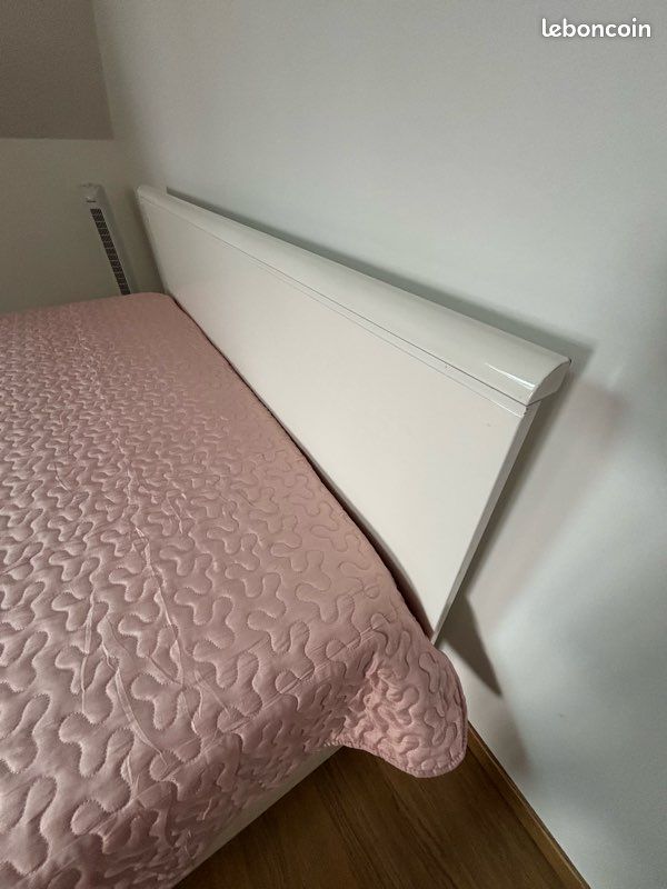 Lit blanc laqué 160 × 200 cm avec sommier – À vendre À vendre, lit blanc laqué avec sommier, dimensions 1,60 m × 2,00 m. Vente pour cause de déménagement. À venir récupérer sur place (image 1)