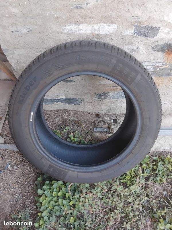 Vends deux pneus Kleber 205 X 55 R16 (image 1)