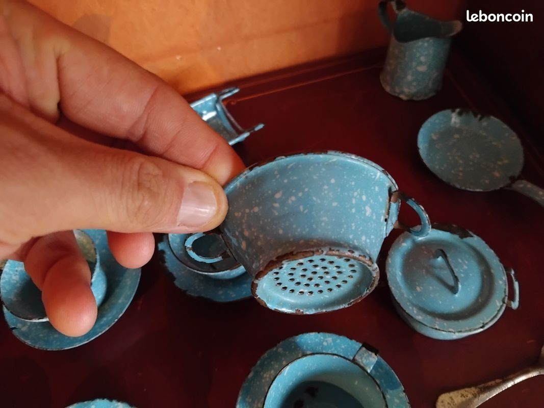 Cafetière en tôle émaillée bleue vintage