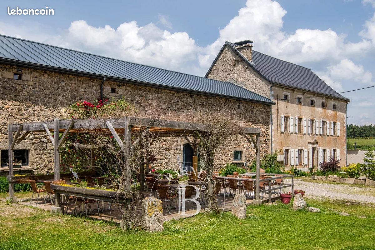 Maison 15 pièces 200 m² · à Peyre en Aubrac · 200 m² · 890 000 €