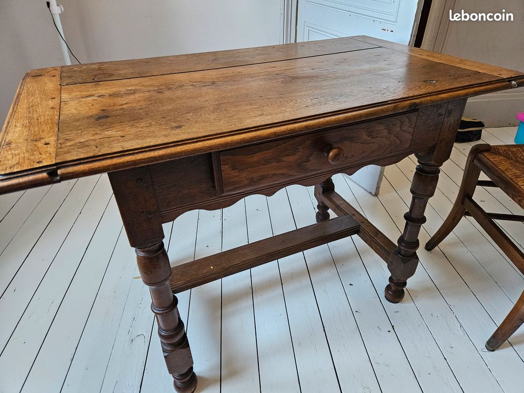 Petite table style louis XIII chêne massif (image 4)