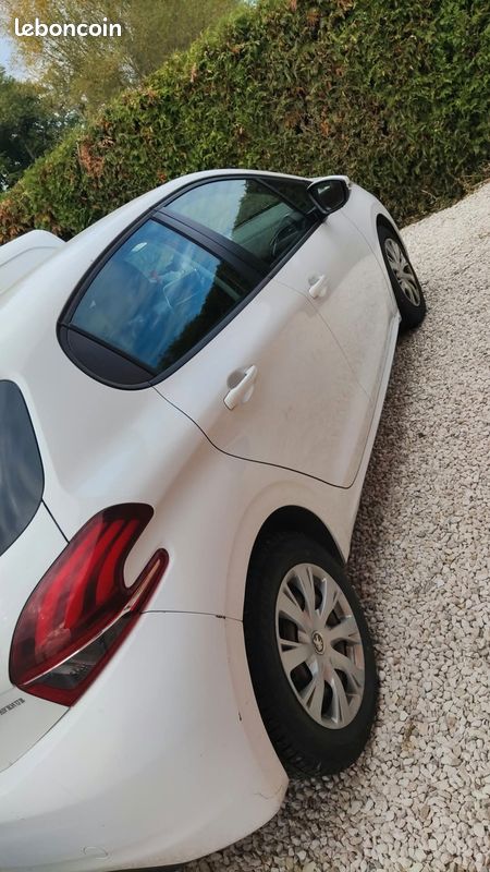 Bonjour Vend peugeot 208 (image 2)