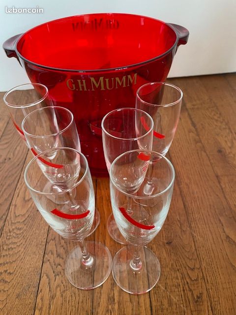 Seau à Champagne Mumm, Design Urbain, Plastique Rouge, Hauteur 20cm (années 2000)