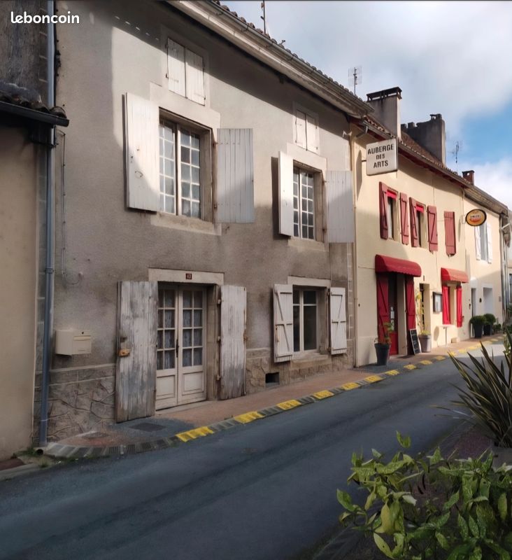 Maison 7 pièces 139 m² · à Bussière-Badil · 139 m² · 55 000 €