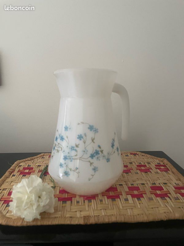 Carafe opaline vintage à fleurs bleues (image 1)