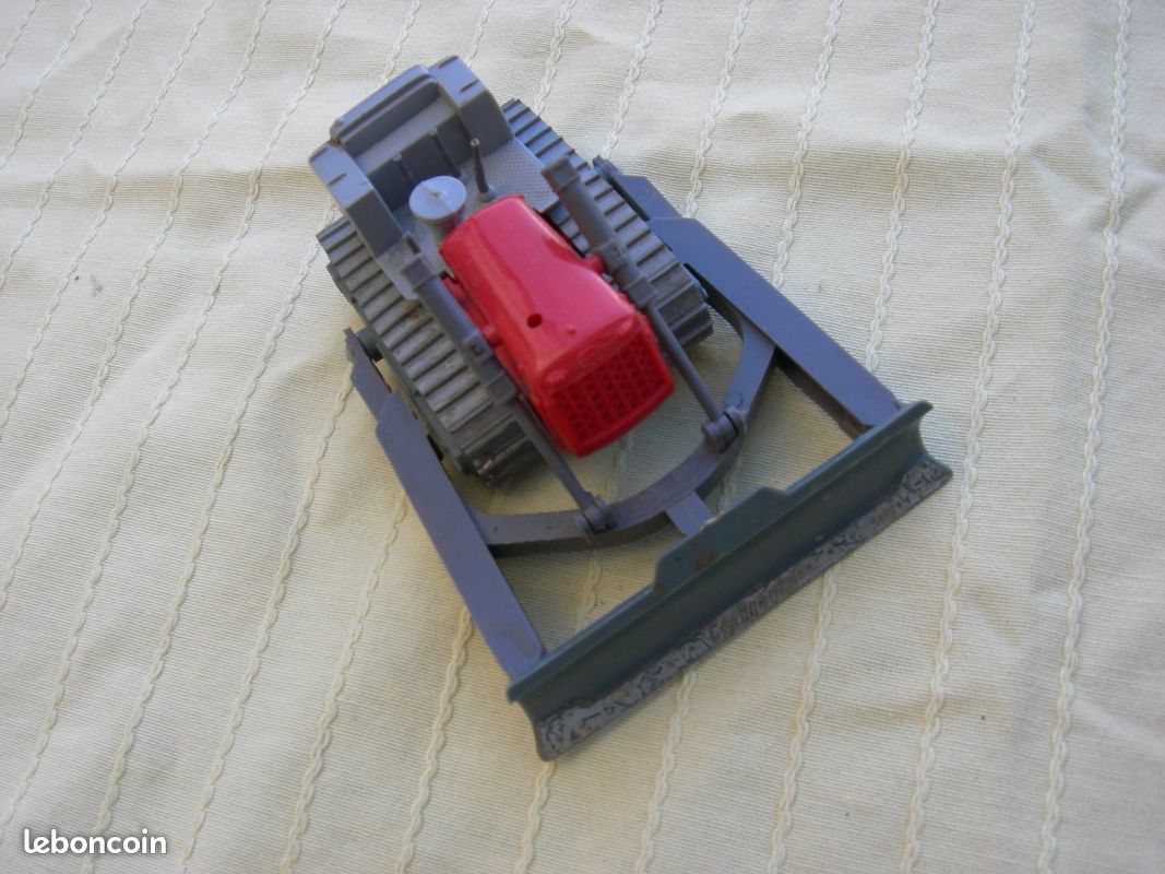 Bulldozers miniatures en plastique