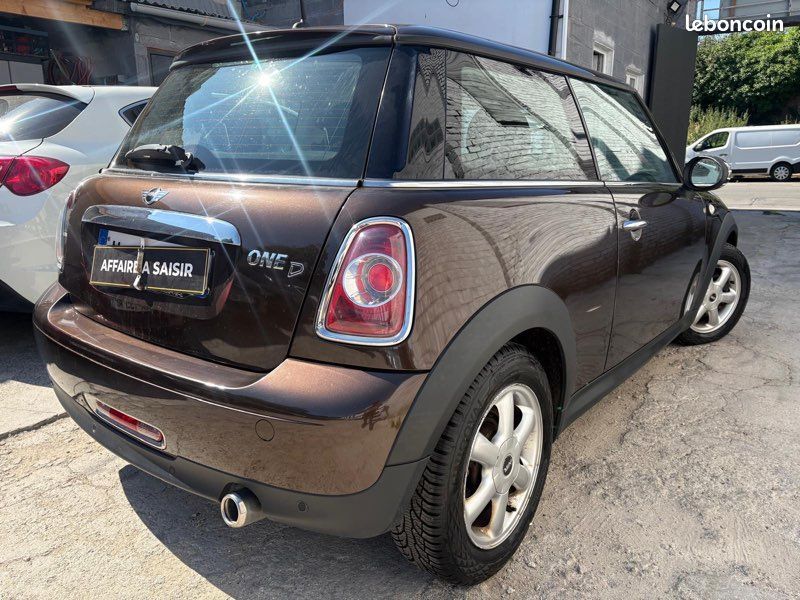 MINI COOPER ONE D 1.6d 90cv PACK LUXE / MOTEUE A CHAÎNE / FEUX AUTO / CLIM / JANTES / ÉDITION LIMITEE (image 4)