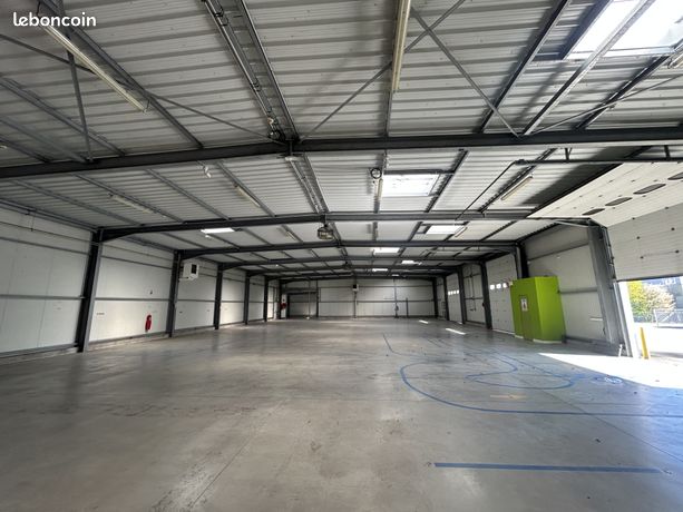 Local 827 m² à Saint-Évarzec